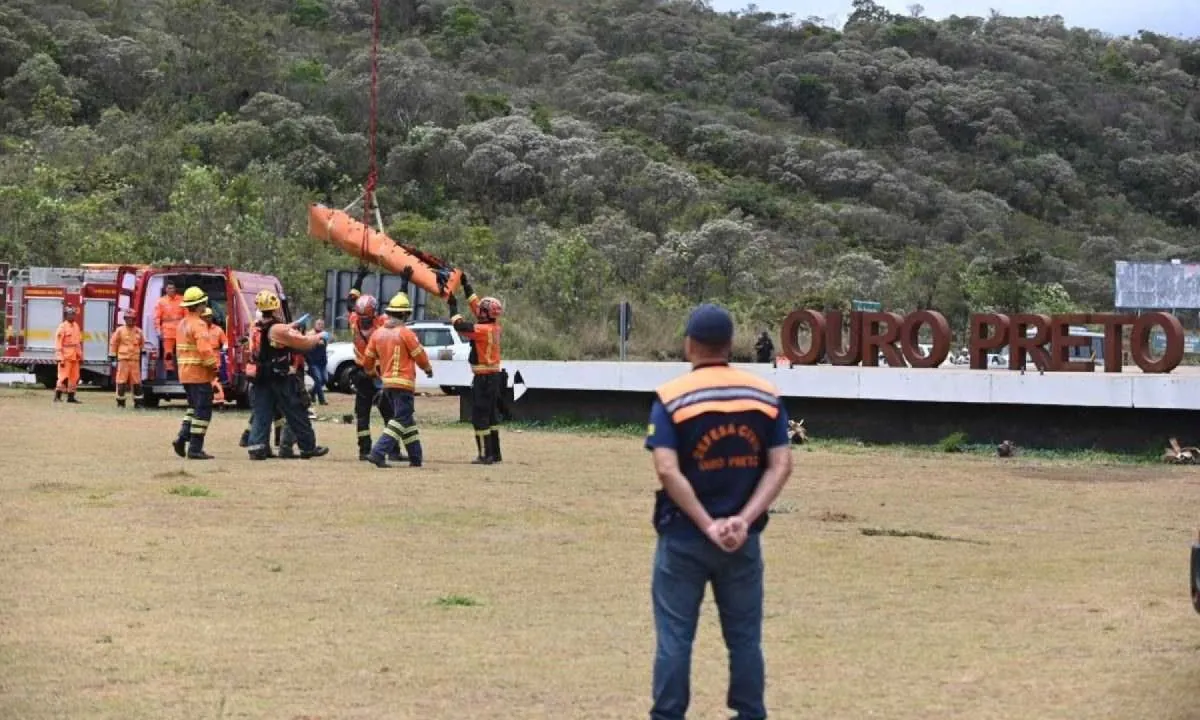 Resgate dos corpos dos seis tripulantes do helicoptero dos bombeiros que caiu em Ouro Prerto MG