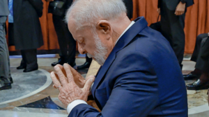 Lula Rezando Velorio Papa Francisco 1080 848x477 1
