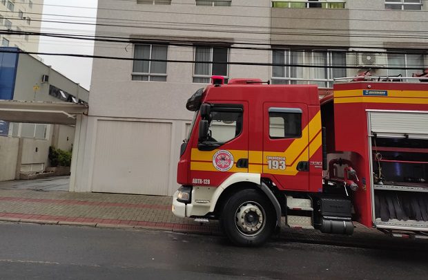 Fumaca em apartamento assusta moradores no Centro de Criciuma