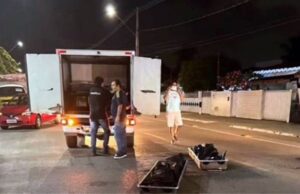 Carro do IML que transportava cadaver derruba os corpos na avenida