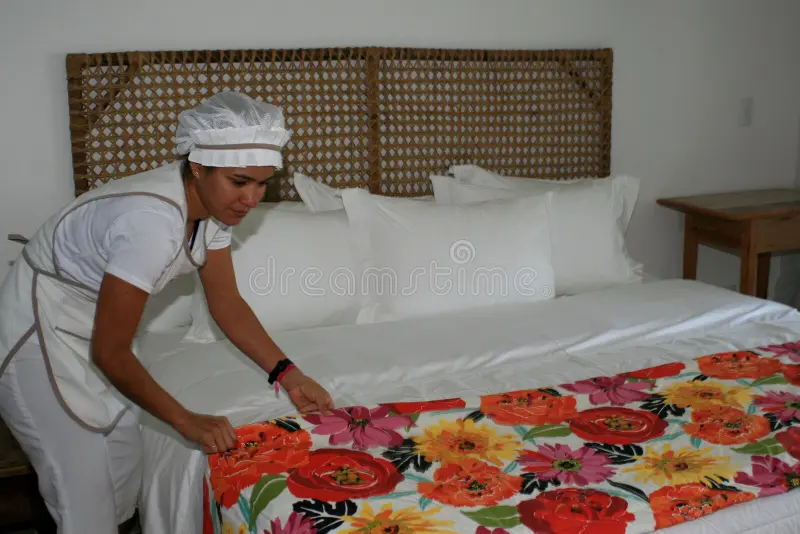 mulher trabalhando como empregada domestica no hotel porto seguro bahia brasil de agosto e vista camareira em um quarto sul da 196800977