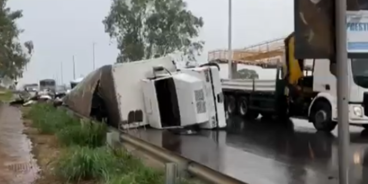 Acidente Inusitado Acontece na BR-020: Caminhão Estava Carregado Com Várias Cad… Ver Mais