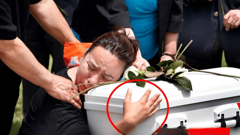 Mãe Estava Quase Enterr4ndo Filho, Até Que Escuta Grito Vindo Do C4ixão E… Ver Mais