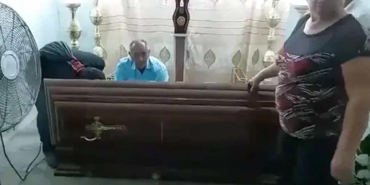 Cadá;ver Acorda para Familiares Durante o Funeral: Momento Sinistr0 Capturado em Vídeo