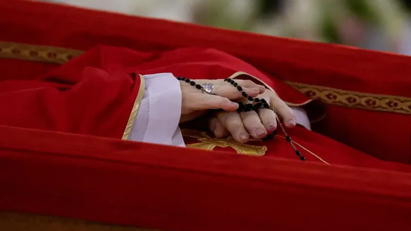 C0rpo Do Papa Pode Est0urar A Qualquer Momento Dentro Do Caixão, Tudo Isso Porque Ele… Ver Mais