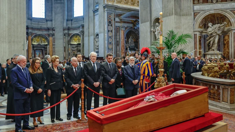 Diante do caixão do Papa, Janja mulher de Lula tem estranha atitude quand… Ver mais