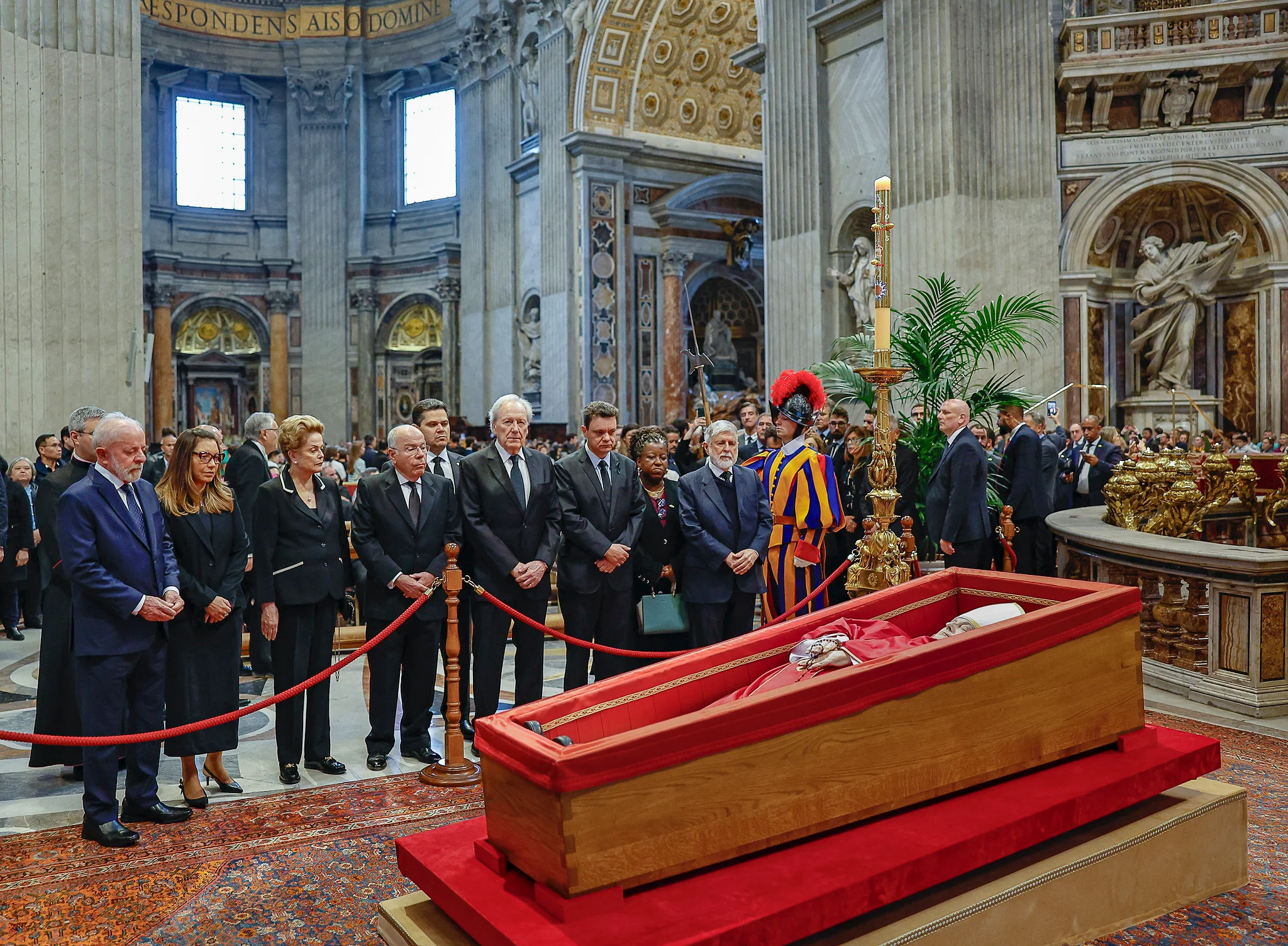 enterro papa 25abr2025 01 1