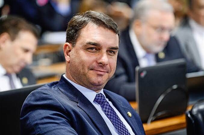 Flávio Bolsonaro deixa o país antes de operação da Polícia e comunicado é feito: “Ele saiu com o d…Ver Mais