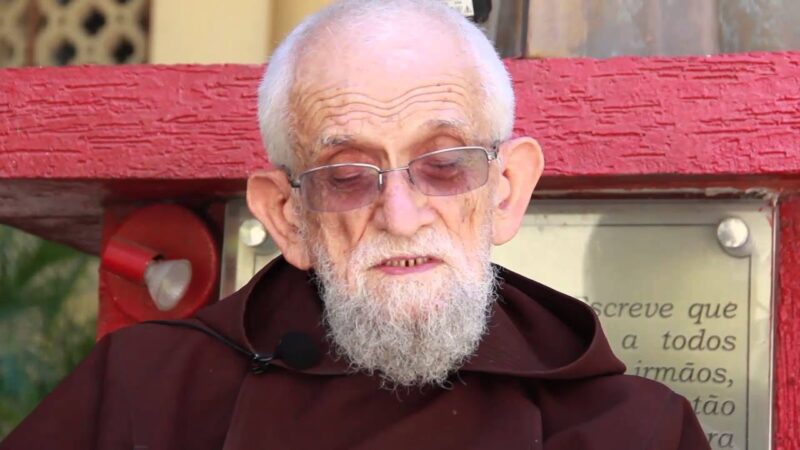 Ninguém Entendia, Mas Na Velhice, Este Frei Pedia Para Ser Segurado, Senão, Ele Poderia Sofrer Um… Ver Mais