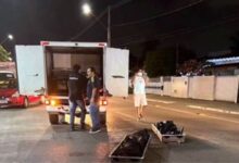 Carro do IML que transportava cadaver derruba os corpos na avenida