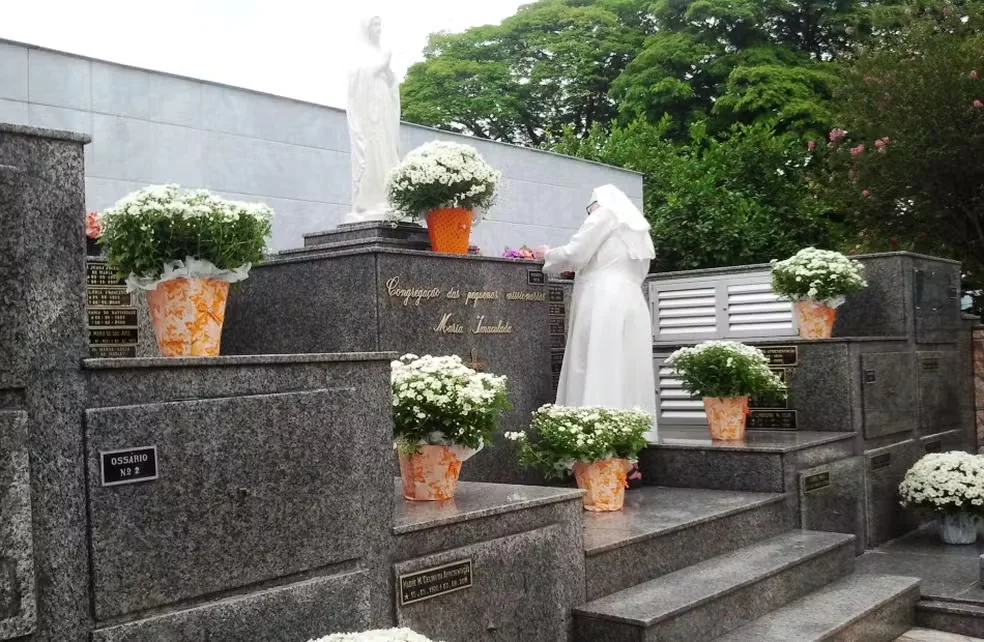 Homem Visita Túmulo de Arlindo Cruz e Se Assusta Ao Ver Pedaç…Ver mais