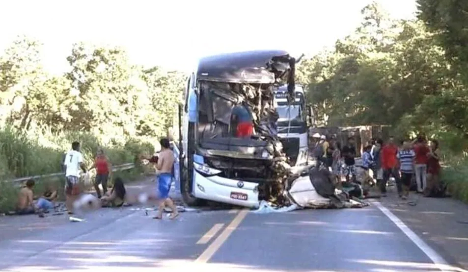 Grave acidente entre carreta e ônibus deixa ao menos 30 vítim4s, entre elas a querida Ma… Ver mais