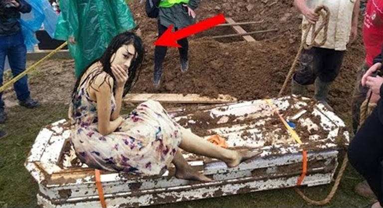 Mulher atrasou para o enterro de sua irmã e pediu para abrir o caixã0, quando ele foi aberto… Ver mais