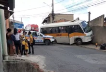 Onibus escolar perde controle e prensa adolescente contra muro.webp