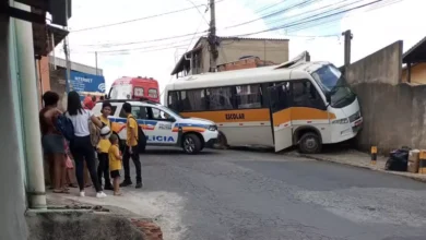Onibus escolar perde controle e prensa adolescente contra muro.webp