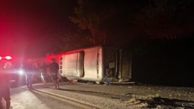 Onibus tomba e deixa mortos e feridos