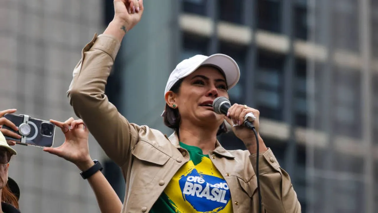 URGENTE! Michelle Não Estava Em CASA às Seis da Manhã, Hora da Prisã0 de Bolsona…Ver mais