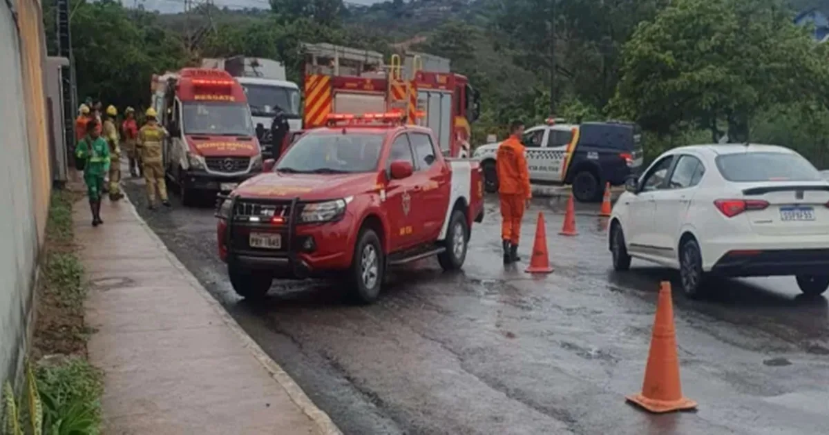 Gari c@i embaixo de caminhão e m0rre, enquanto o motorista fazia s… Ler mais