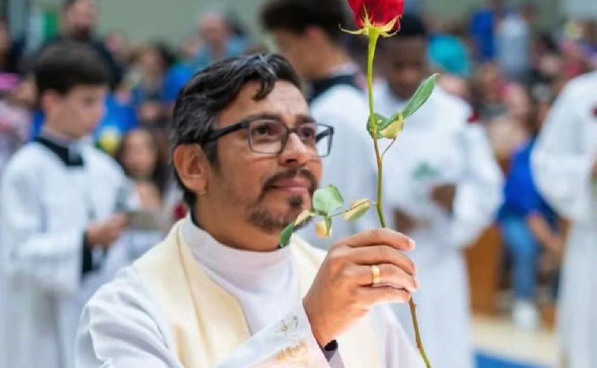 Padre Alexsandro É Encontrado M0rto Dentro de Sua Casa De Maneira Assustad0ra Após…Ver mais
