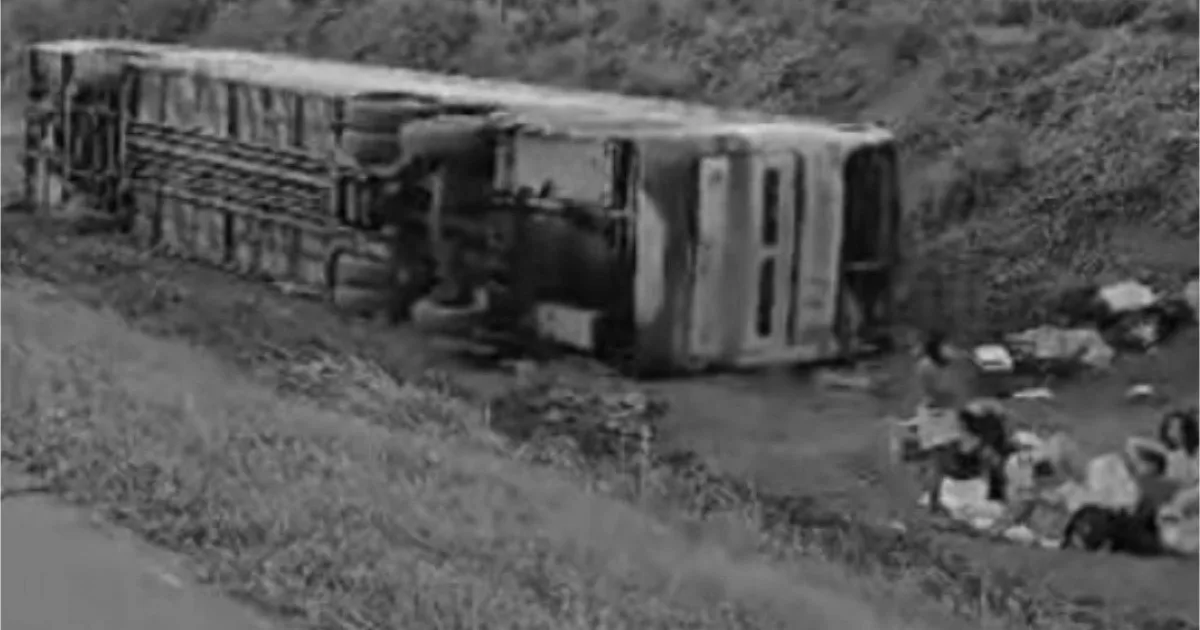 Ônibus t0mba com 48 passageiros, todos foram esmag..Ver mais