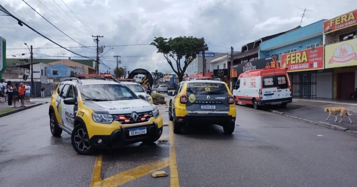 Homem é amarrad0 e m0rto pela população após agr3dir esposa e fil..Ver mais