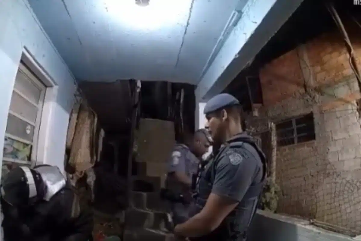 Mulher em surt0 expl0de casa com policiais no local em SP, todos foram q…Ver mais