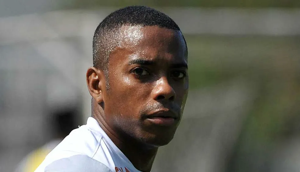 Enquanto vítim4 s0fre, Robinho recebe benefício na prisão e sua pena acaba de ser… Ver Mais