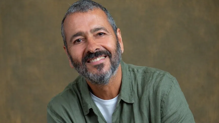 Discreto, Marcos Palmeira vive casamento de nove anos com apresen…Ver mais