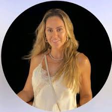 Uma semana após adeus a filhos, viúva de secretário reaparece com o a…Ver mais