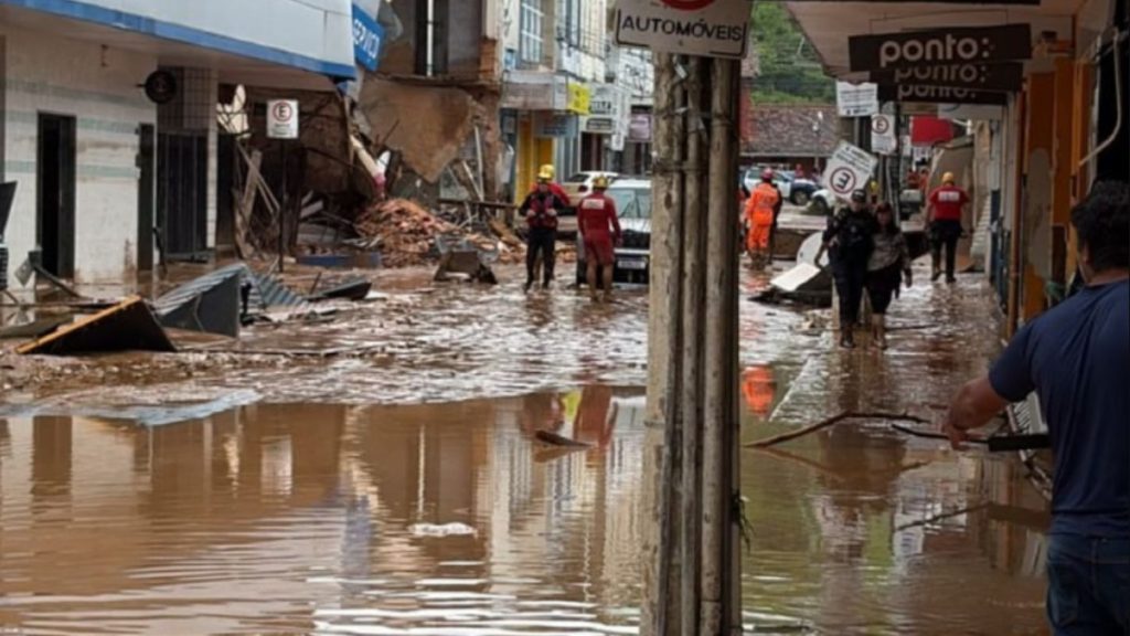 Sobe para 48 o número de v!t!mas da chuva em MG, cidade está em… Ver mais