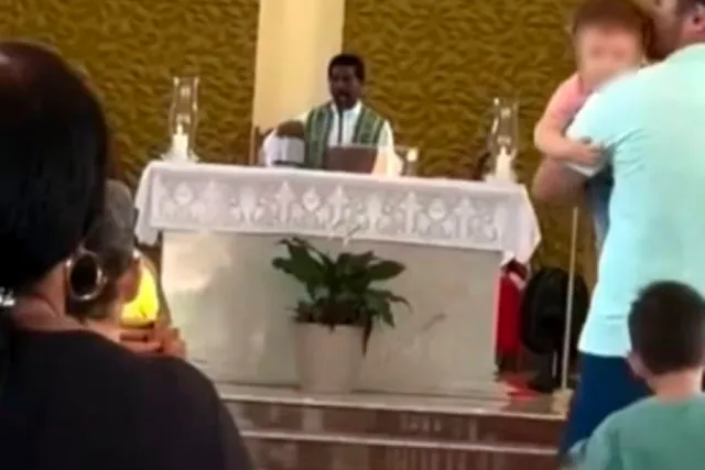 Padre Nega a Eucaristia a Bols0naristas e os Expulsa da Igrej…Ver mais