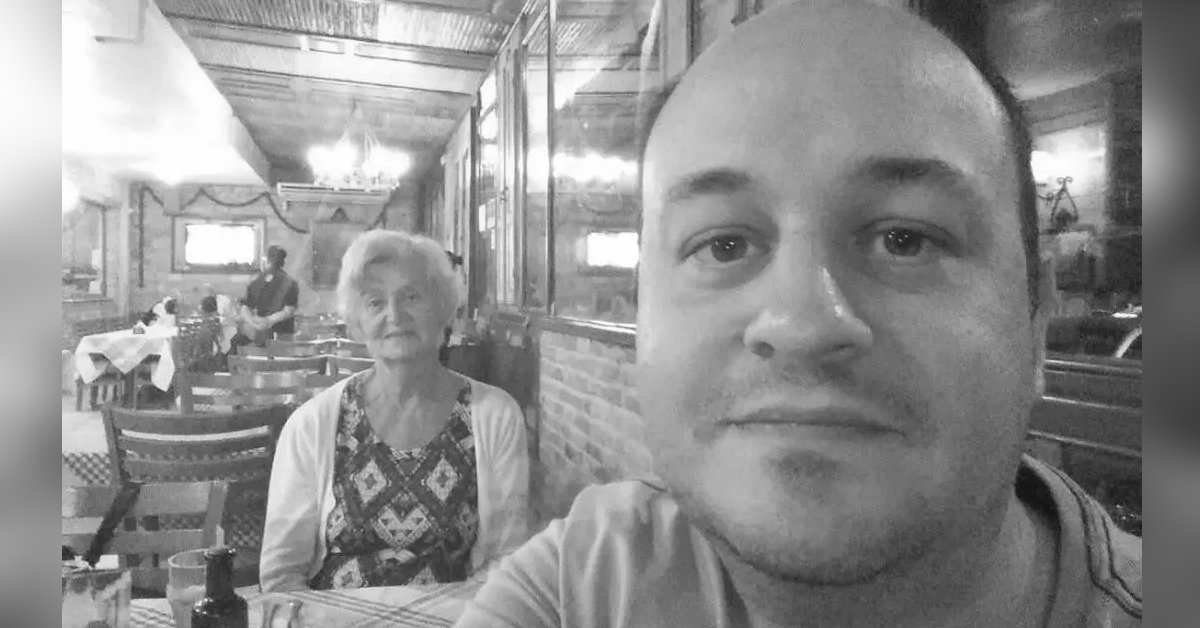 Mãe e filho perdem a vid4 dentro de casa, e o que a polícia achou na cama ao lado deles é assustador… Ver mais