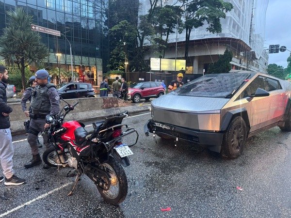 Motociclista M0rre de forma Assustad0ra após ser Atingido em Cheio por Tesla de R$ 2 Milhões… Ver mais