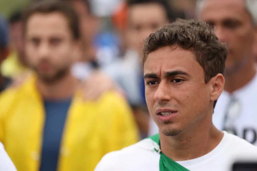 Em meio à internação, Nikolas faz apelo emocionante a Bolsonaro: ‘Não é o f… Ler Mais