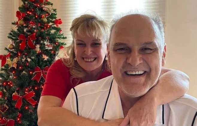 Despedida de Oscar Schmidt emociona com atitude marcante da esposa ao lado do caixão