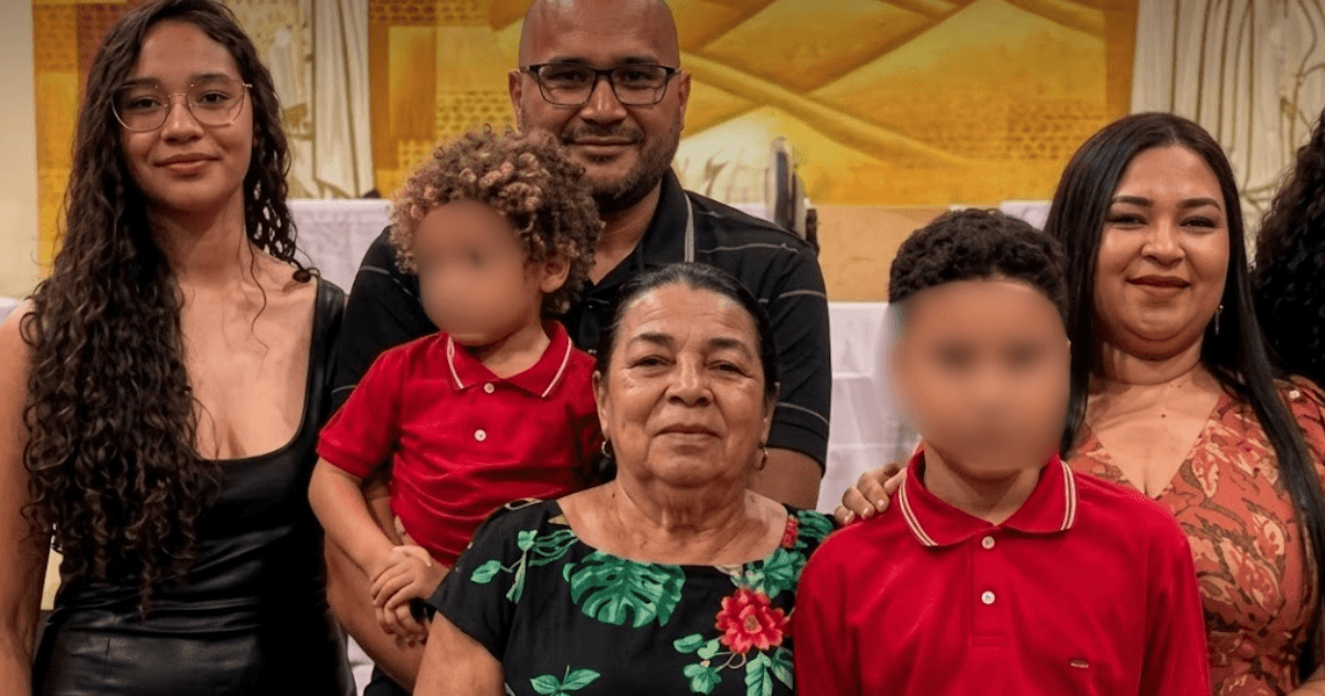 Dia triste, família vend3 tudo para recomeçar a vida mas acaba tendo um fim trágic0 na estrada…Ver mais