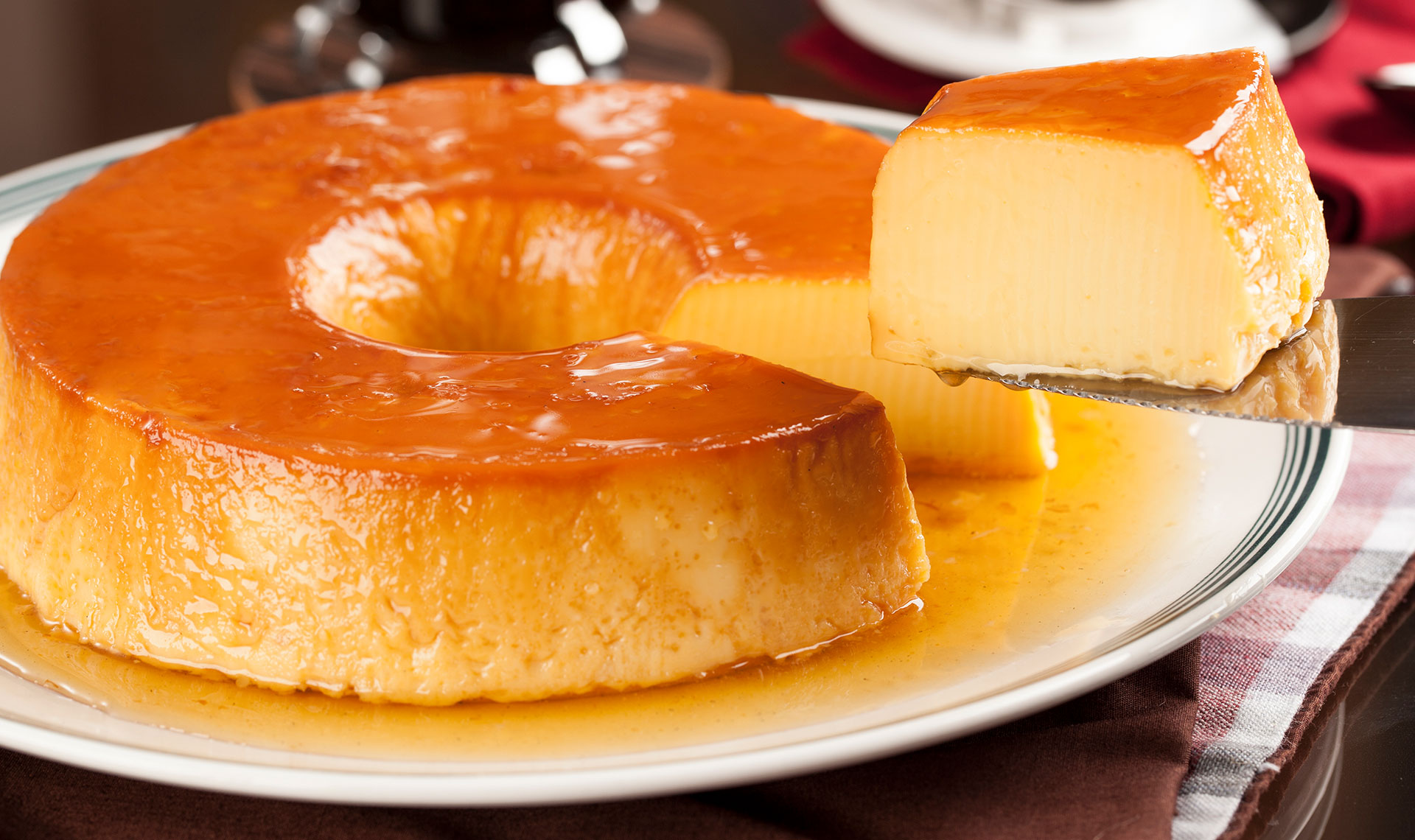Pudim com Só 2 Ingredientes e Calda Perfeita Está Deixando Todo Mundo com Água na Boca… Ver Receita