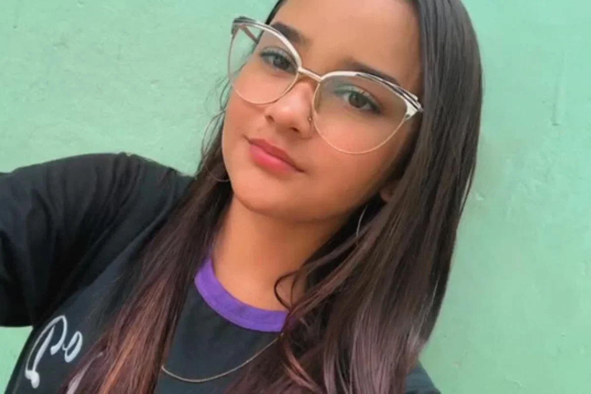 MUITO CUIDADO: Adolescente de 16 anos morre eletrocutada ao usar prancha de cabelo no… Ver Mais