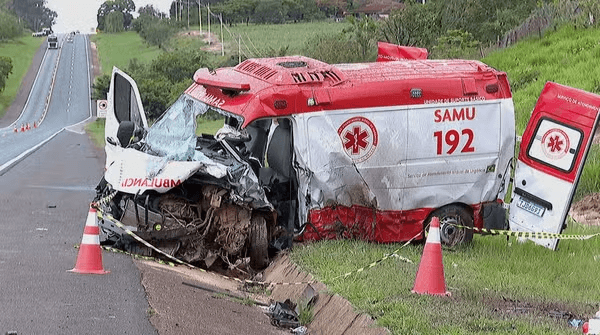 Gr4ve Ch0que Entre Duas Ambulâncias Mat4 Onze Pessoas E…Ver mais