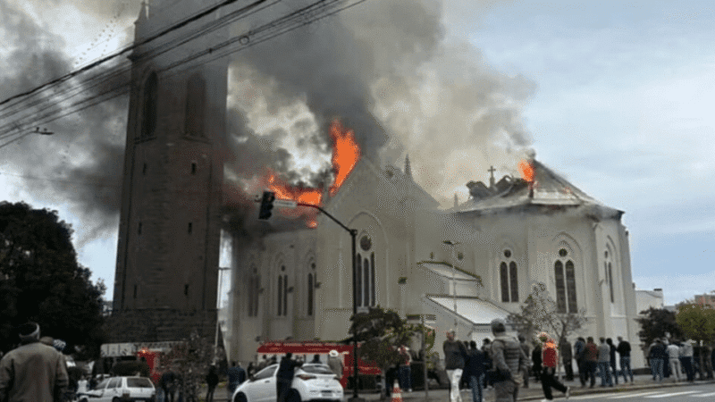 Igreja Cat0lica de Luto após fogo atingir fi…Ver mais