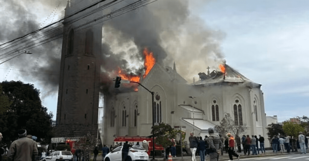 Igreja Cat0lica de Luto após fogo atingir fi…Ver mais