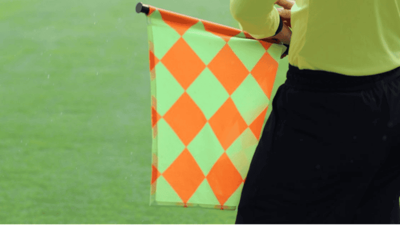 Jogador M4ta Juiz De Futebol Durante Partida de Futebol Em…Ver mais